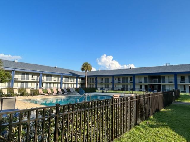 Days Inn By Wyndham קריסטל ריבר מראה חיצוני תמונה