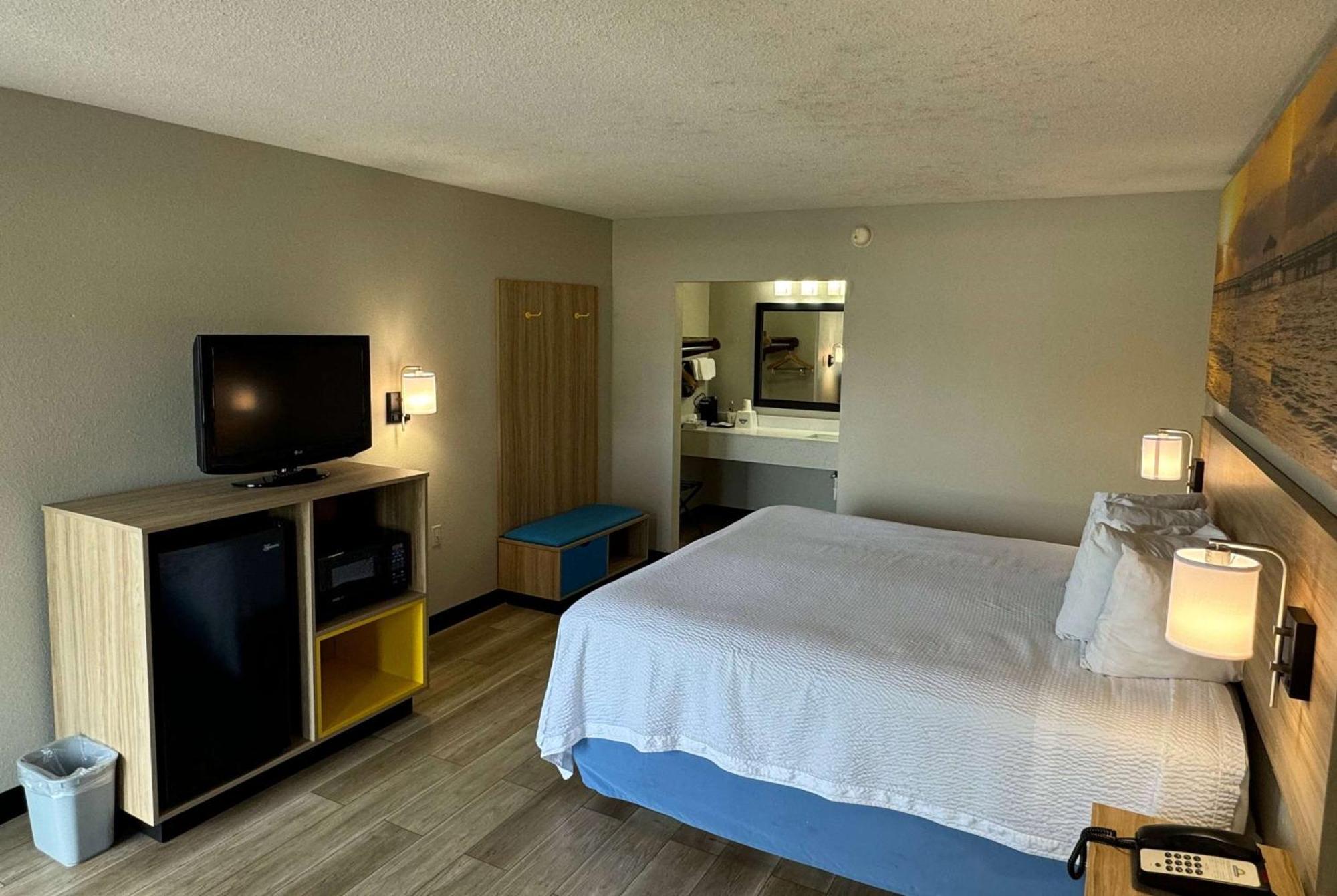 Days Inn By Wyndham קריסטל ריבר מראה חיצוני תמונה