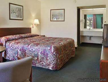 Days Inn By Wyndham קריסטל ריבר מראה חיצוני תמונה