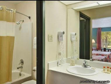 Days Inn By Wyndham קריסטל ריבר מראה חיצוני תמונה